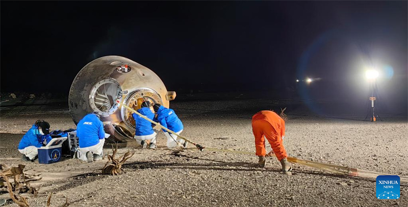 Astronautas da missão Shenzhou-14 regressam em segurança