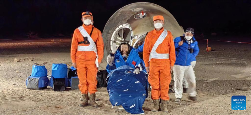 Astronautas da missão Shenzhou-14 regressam em segurança