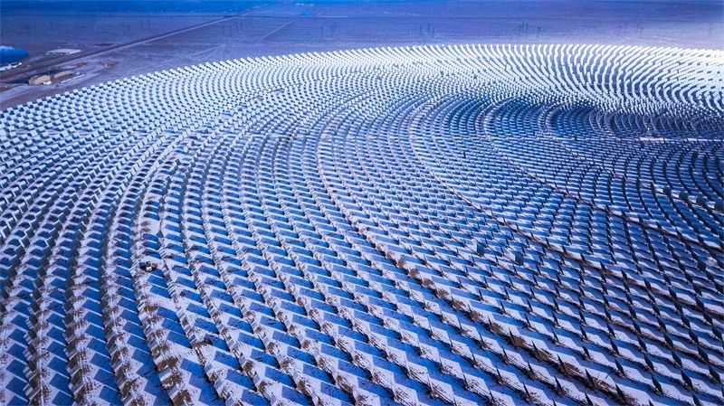 Dunhuang: estação de energia fotovoltaica recebe queda de neve