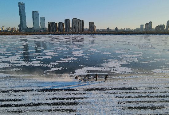 Harbin começa a cortar gelo para esculturas