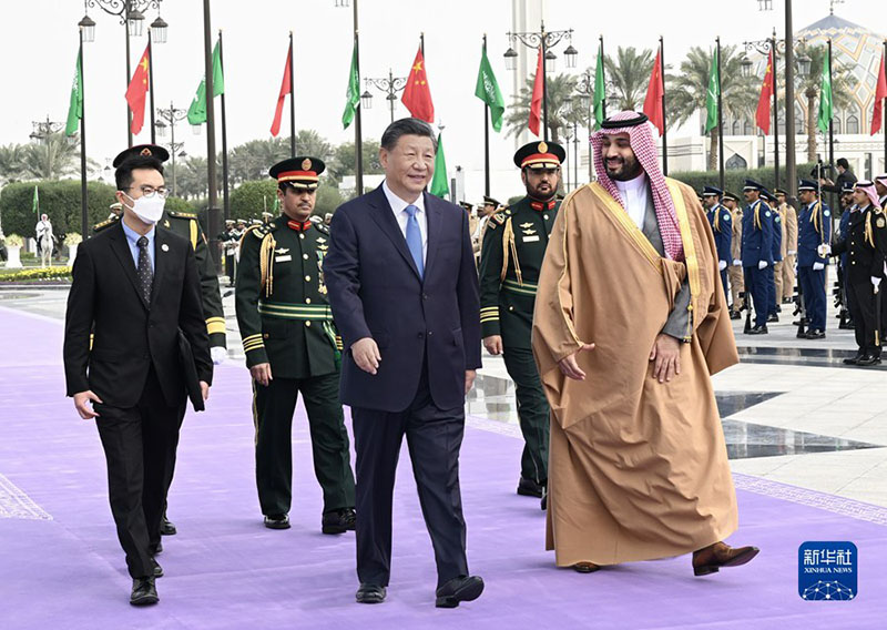 Xi Jinping participa da cerimônia de boa-vindas realizada pelo príncipe herdeiro saudita