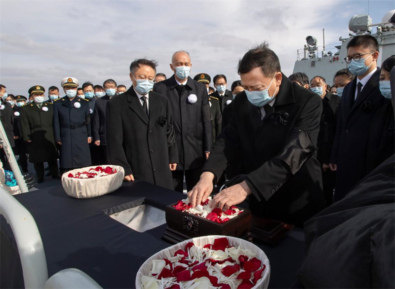 Cinzas de Jiang Zemin espalhadas no mar
