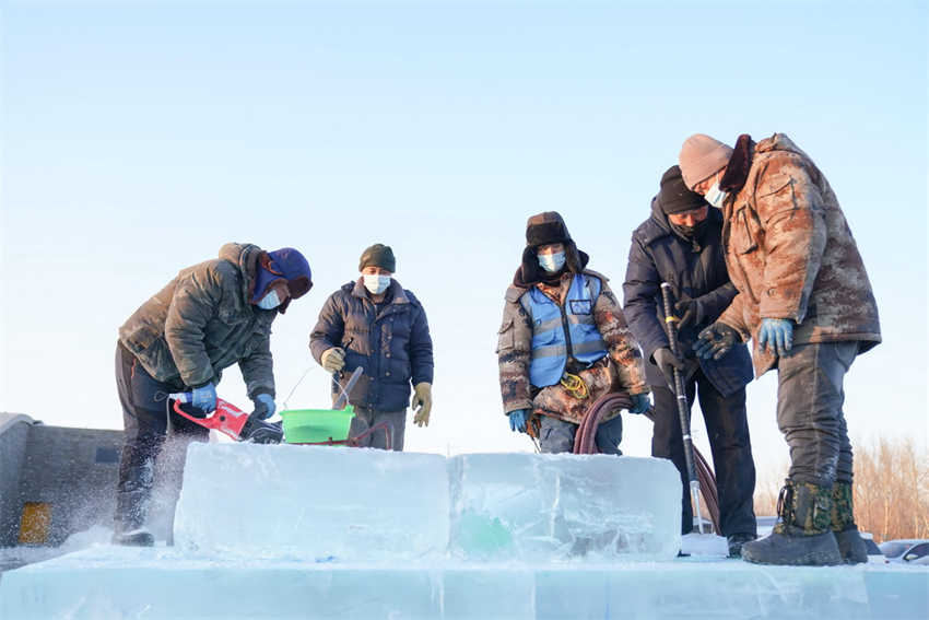 Heilongjiang: construção do Parque Temático Mundo de Gelo e Neve em Harbin está em andamento