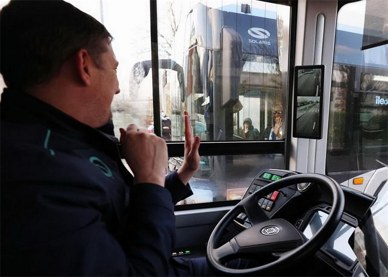 Ônibus autônomo criado por empresa chinesa entrará em funcionamento na França