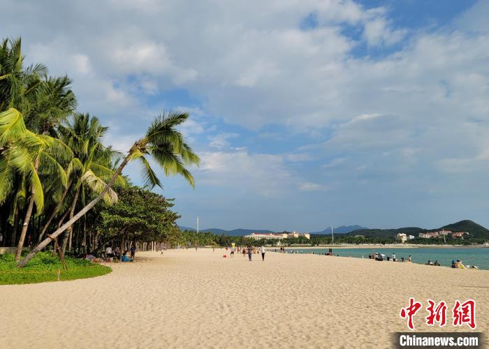 Hainan: praias de Sanya atraem muitos turistas