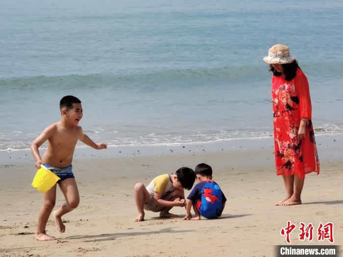 Hainan: praias de Sanya atraem muitos turistas