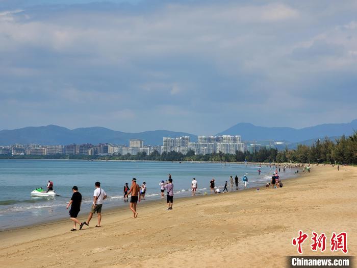 Hainan: praias de Sanya atraem muitos turistas