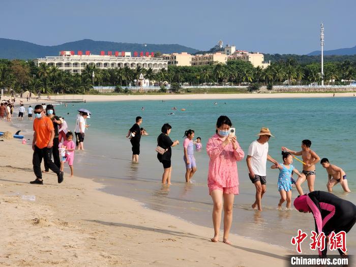 Hainan: praias de Sanya atraem muitos turistas