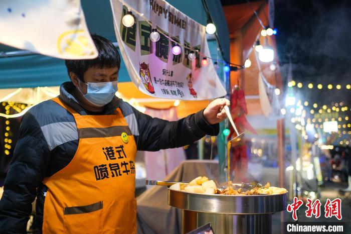 Mercado noturno em Chongqing reabre ao público