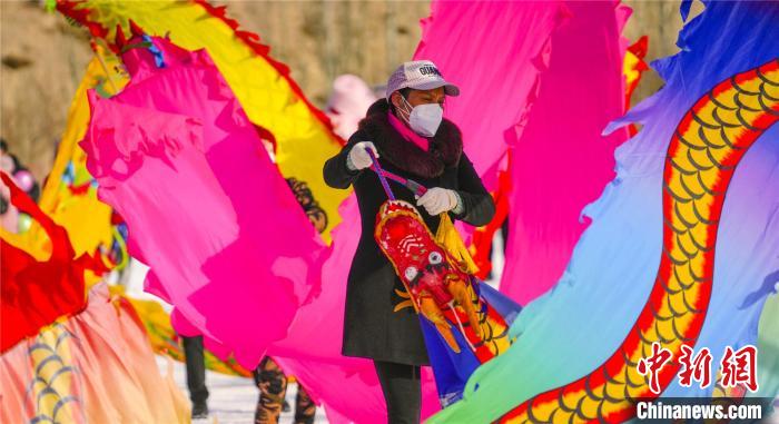 Atividade de turismo de gelo e neve de inverno é inaugurada em Korla