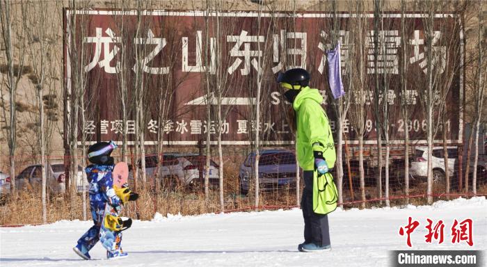 Atividade de turismo de gelo e neve de inverno é inaugurada em Korla