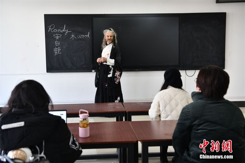 Professor estrangeiro leciona trajando “Hanfu” em Sichuan