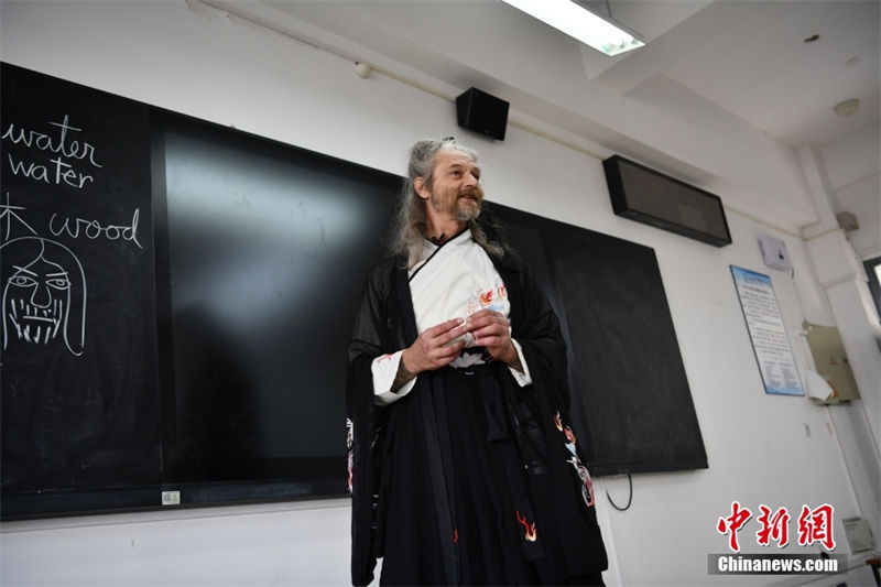 Professor estrangeiro leciona trajando “Hanfu” em Sichuan