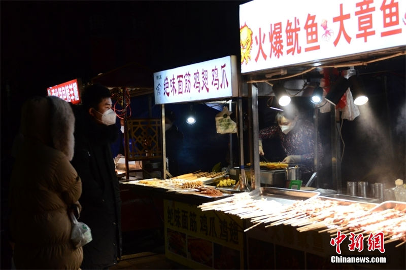 Atmosfera do mercado noturno de Lanzhou se reanima gradualmente