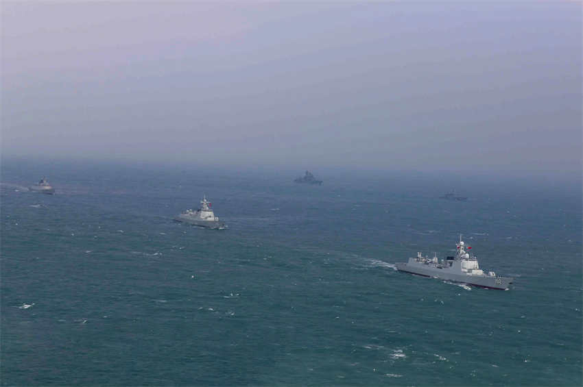 China e Rússia realizam exercício naval conjunto