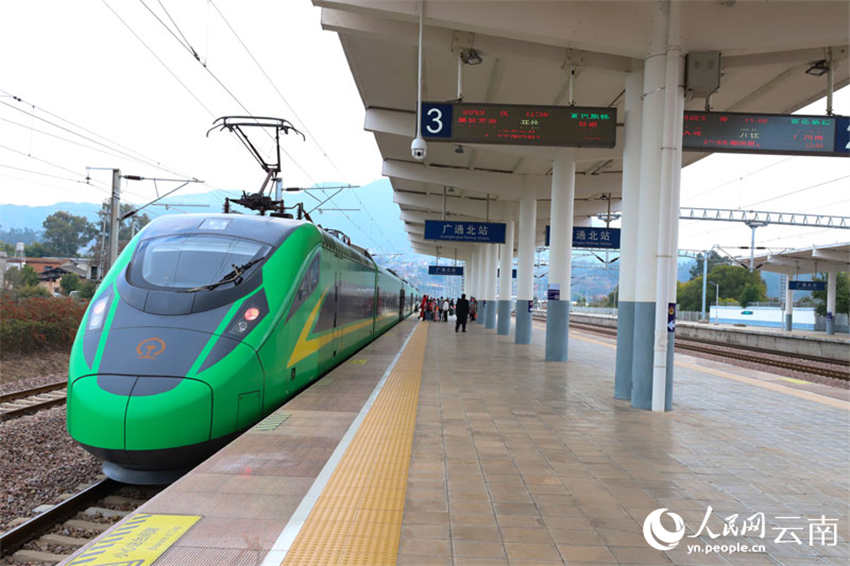 Nova ferrovia Chengdu-Kunming entra em operação