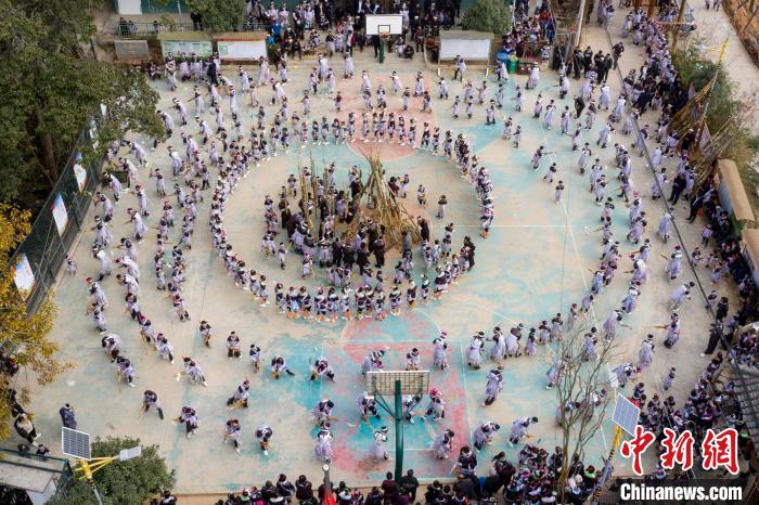 Guizhou: vila da etnia Miao celebra Ano Novo étnico