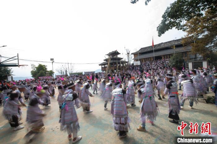 Guizhou: vila da etnia Miao celebra Ano Novo étnico