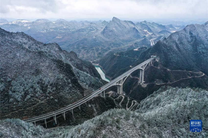 Ponte rodoviária Ganxi no sudoeste da China é aberta ao tráfego