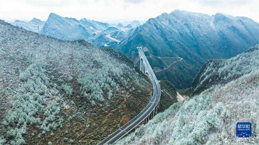 Ponte rodoviária Ganxi no sudoeste da China é aberta ao tráfego