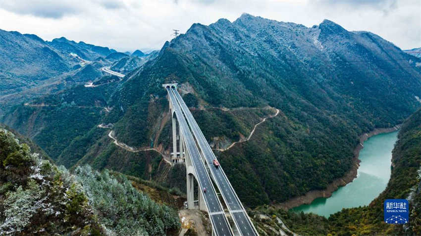 Ponte rodoviária Ganxi no sudoeste da China é aberta ao tráfego