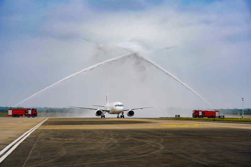 Jato C919 da China aterrissa no Aeroporto Internacional de Meilan em Haikou como etapa de validação