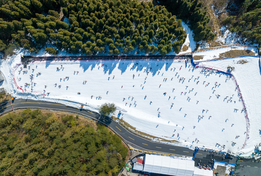 Turismo de neve e gelo na montanha Mingyue atrai muitos turistas em Jiangxi