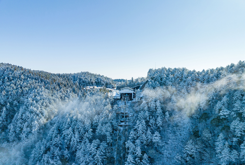 Turismo de neve e gelo na montanha Mingyue atrai muitos turistas em Jiangxi