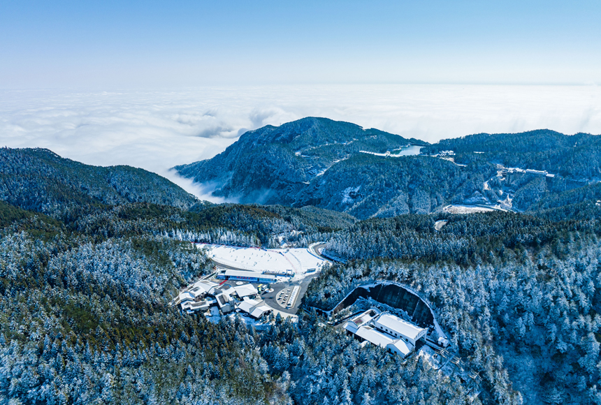 Turismo de neve e gelo na montanha Mingyue atrai muitos turistas em Jiangxi