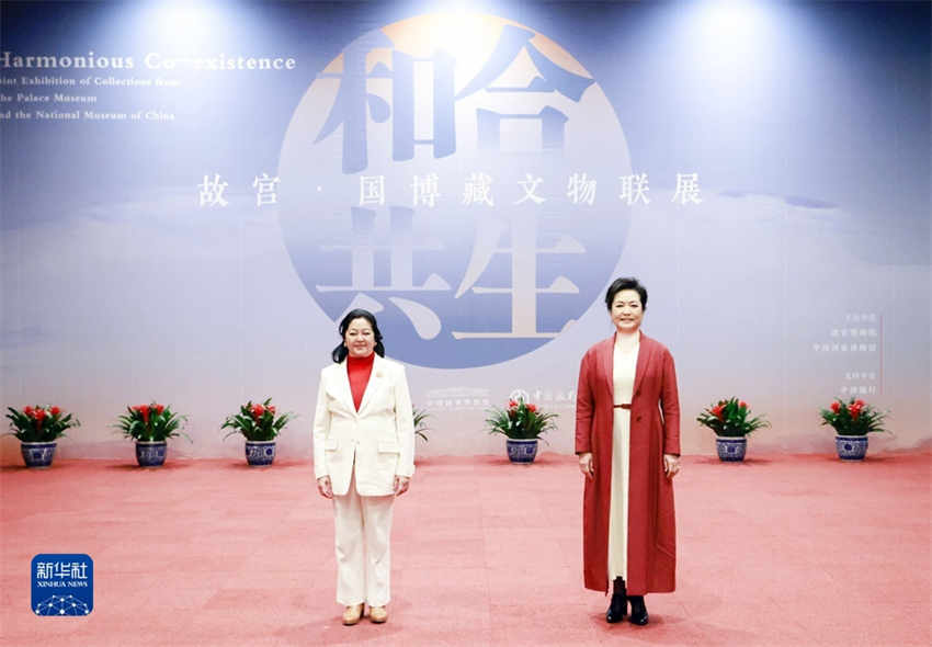 Peng Liyuan visita Museu Nacional da China com primeira-dama filipina