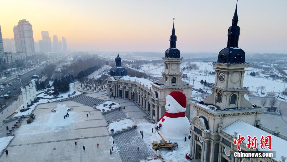 China: escultura de neve de 18 metros de altura é quase concluída à beira do rio Songhua de Harbin