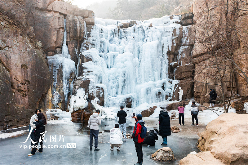 Espetáculo de cachoeiras de gelo na área cênica de Beijiushui de Laoshan em Shandong