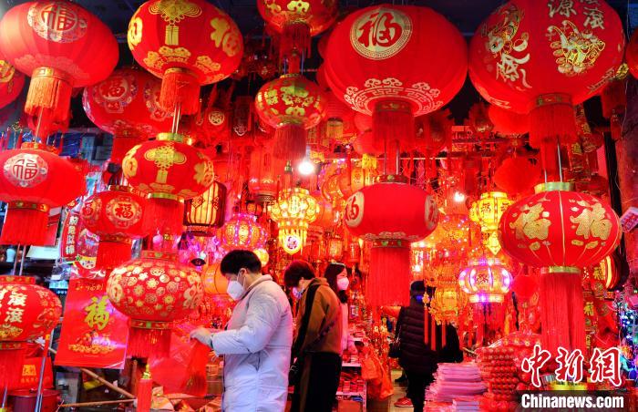 Ornamentos festivais são populares com aproximação do Ano Novo Chinês