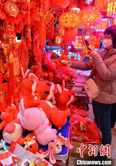 Ornamentos festivais são populares com aproximação do Ano Novo Chinês