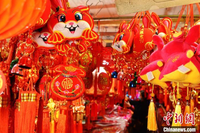 Ornamentos festivais são populares com aproximação do Ano Novo Chinês