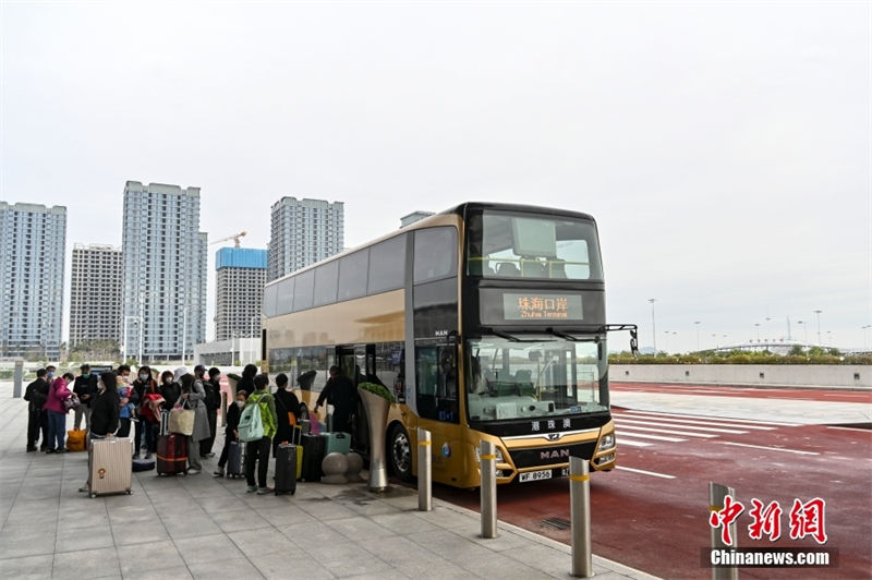 Passageiros entram normalmente em Zhuhai através da Ponte Hong Kong-Zhuhai-Macau 