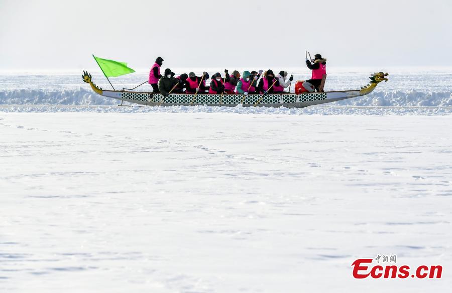 Corrida de barcos-dragão de gelo é realizada em Xinjiang