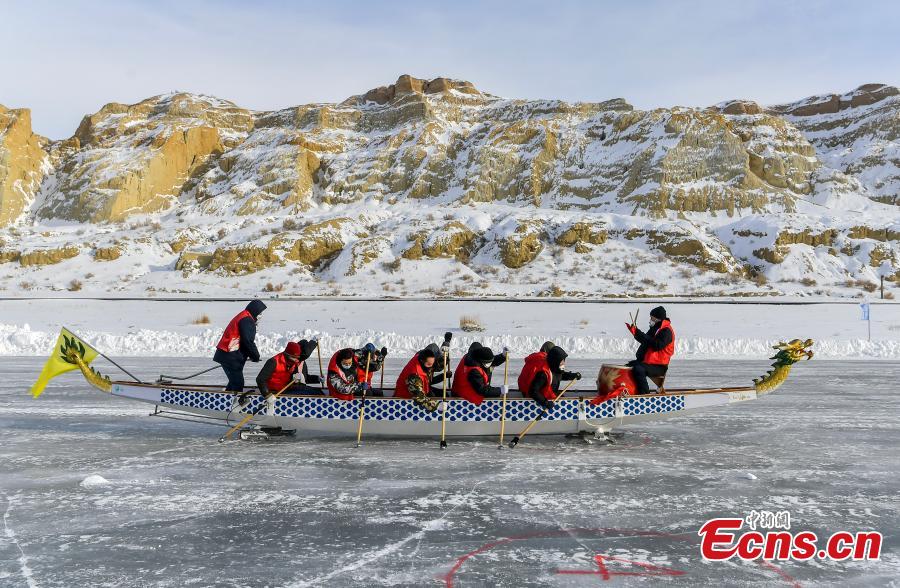 Corrida de barcos-dragão de gelo é realizada em Xinjiang