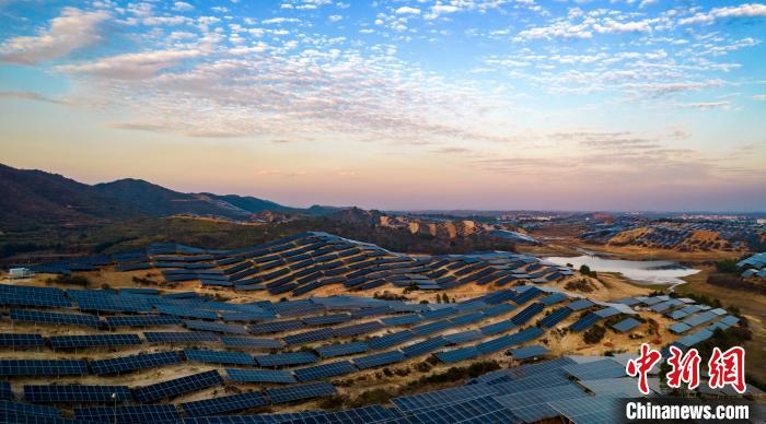 Usina fotovoltaica brilha na luz do pôr-do-sol no leste da China