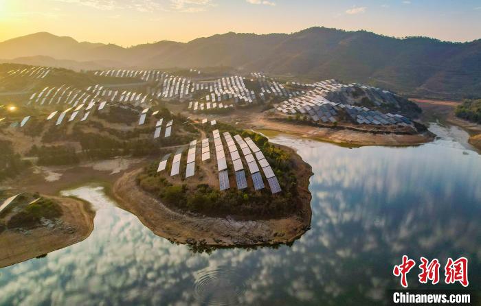 Usina fotovoltaica brilha na luz do pôr-do-sol no leste da China