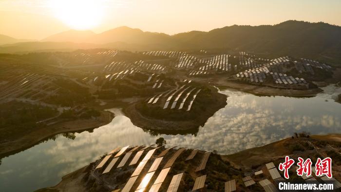 Usina fotovoltaica brilha na luz do pôr-do-sol no leste da China