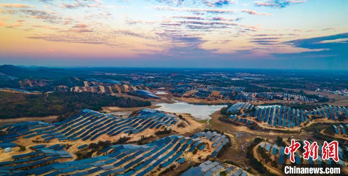 Usina fotovoltaica brilha na luz do pôr-do-sol no leste da China