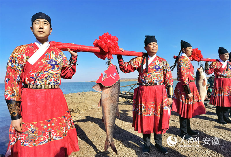 Anhui realiza pesca abundante de inverno para dar boas-vindas ao Ano Novo Chinês