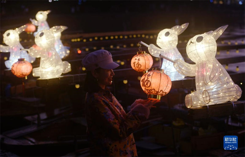 Lanternas de coelho de jade iluminam lago Oeste de Hangzhou