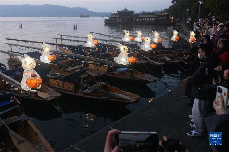 Lanternas de coelho de jade iluminam lago Oeste de Hangzhou