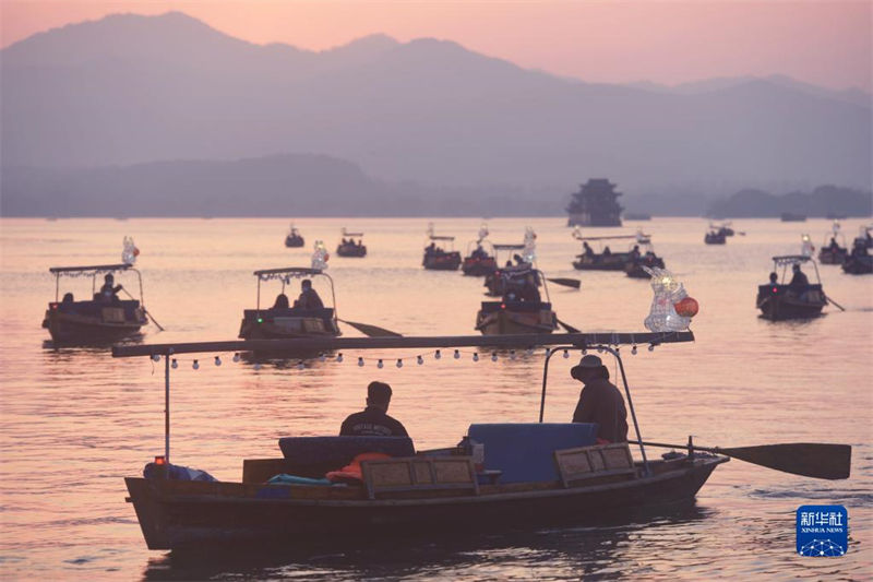 Lanternas de coelho de jade iluminam lago Oeste de Hangzhou