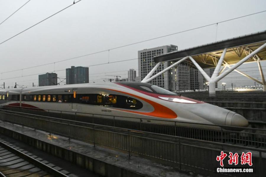 Trem-bala Guangzhou-Shenzhen-Hong Kong realiza operação experimental