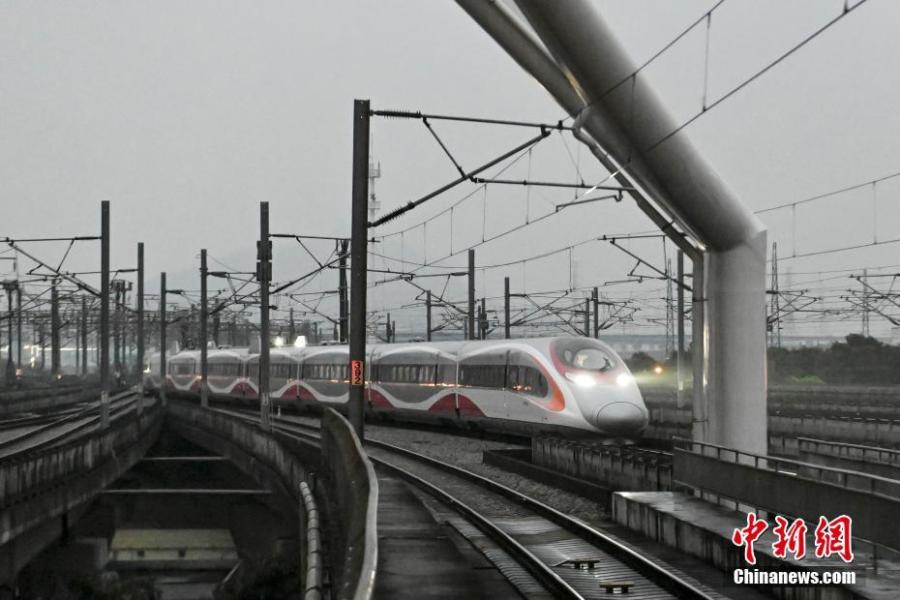 Trem-bala Guangzhou-Shenzhen-Hong Kong realiza operação experimental