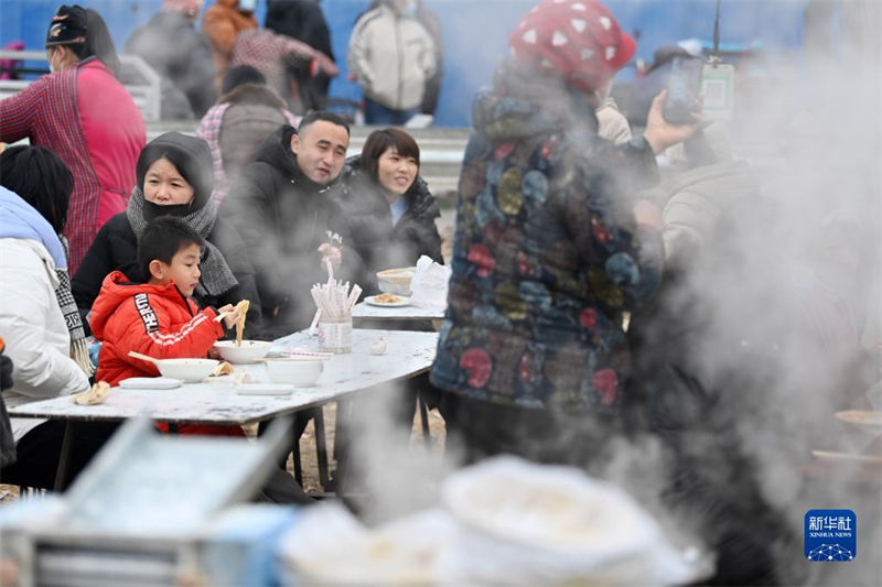 Tianjin: pessoas fazem compras para receber Ano Novo Chinês