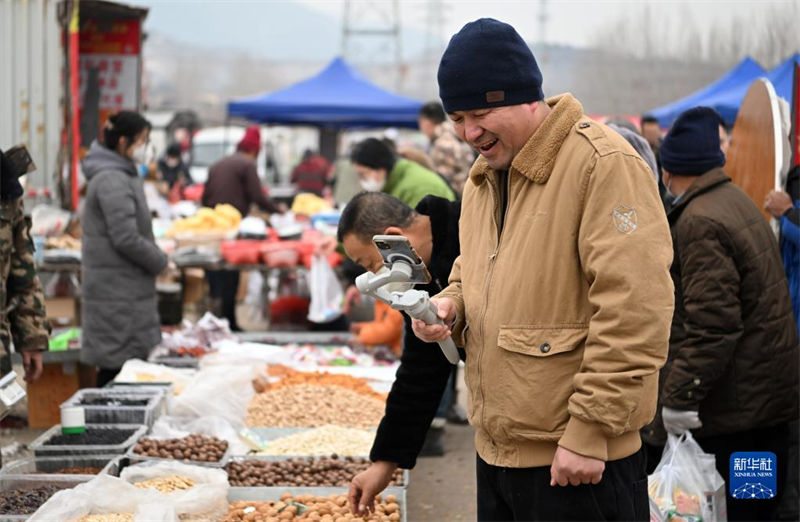 Tianjin: pessoas fazem compras para receber Ano Novo Chinês